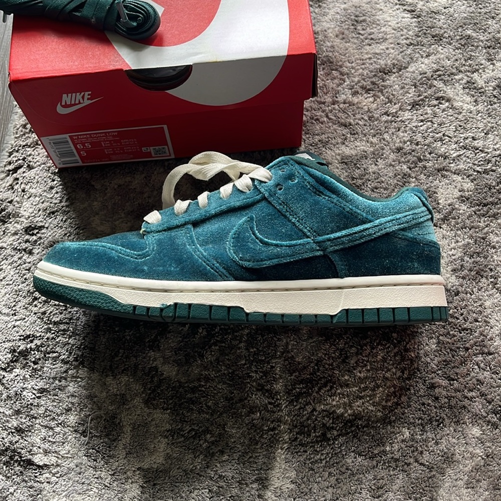 Nike Dunks - Picture 3 of 4